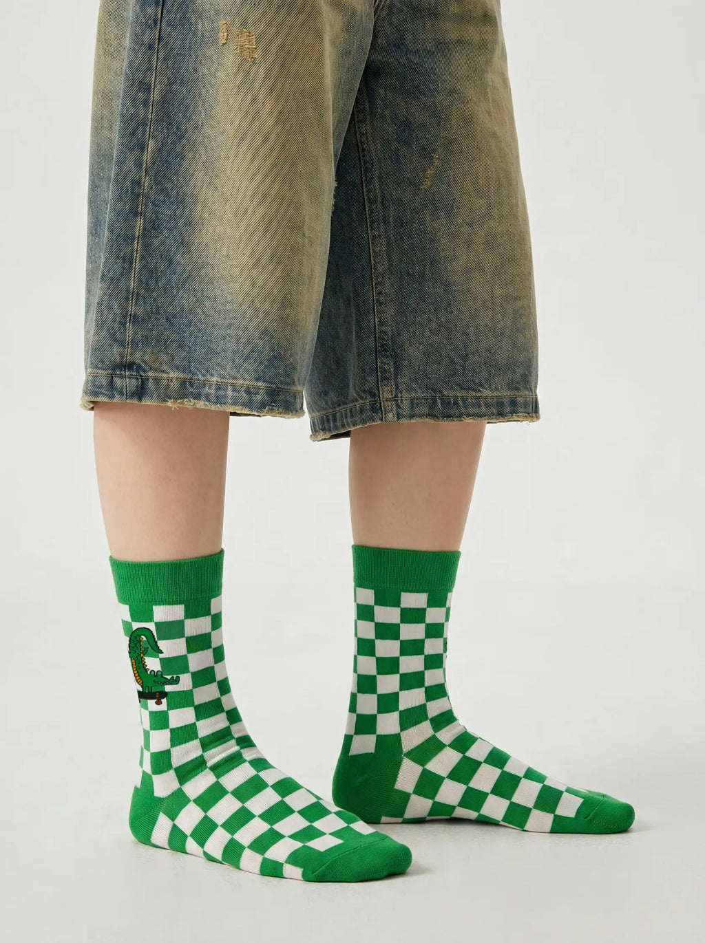 Men's checkered green crocodile streetwear crew socks side view 2